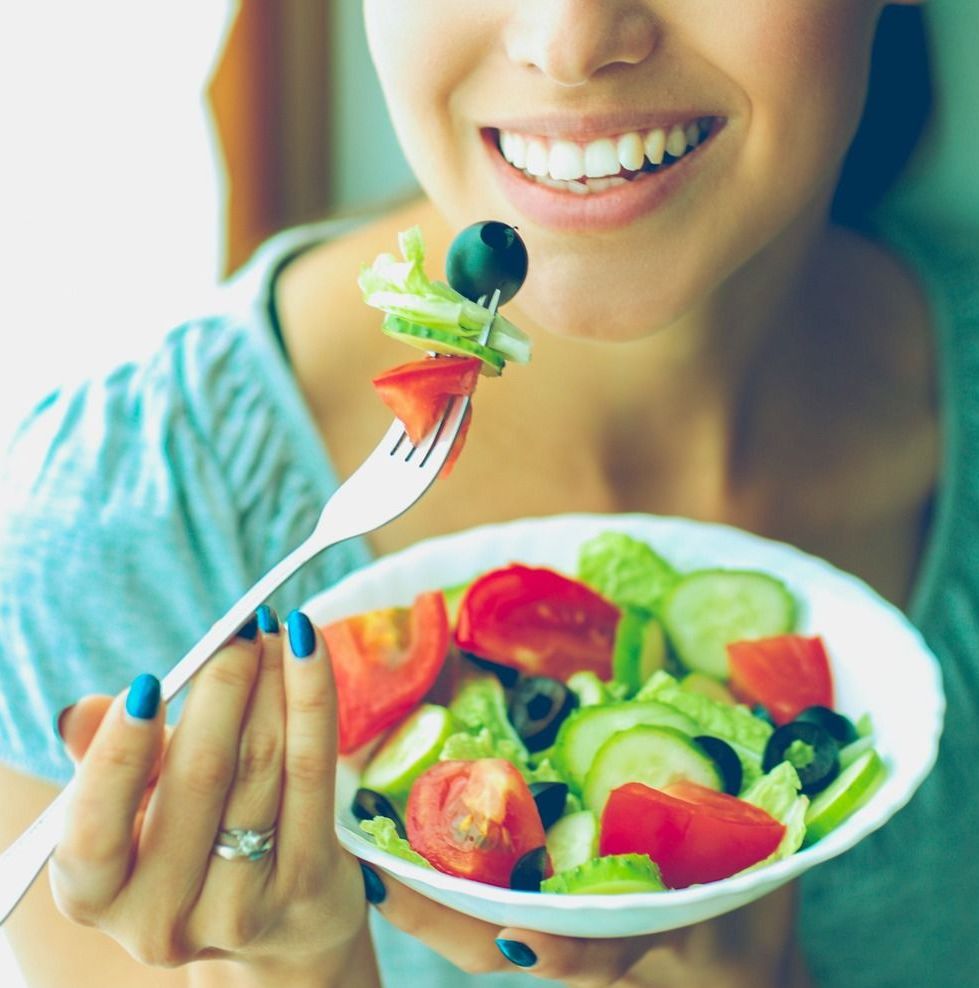 recorte mujer comiendo ensalada